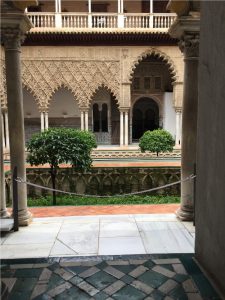 El patio de las doncellas en el Alcazar de Sevilla